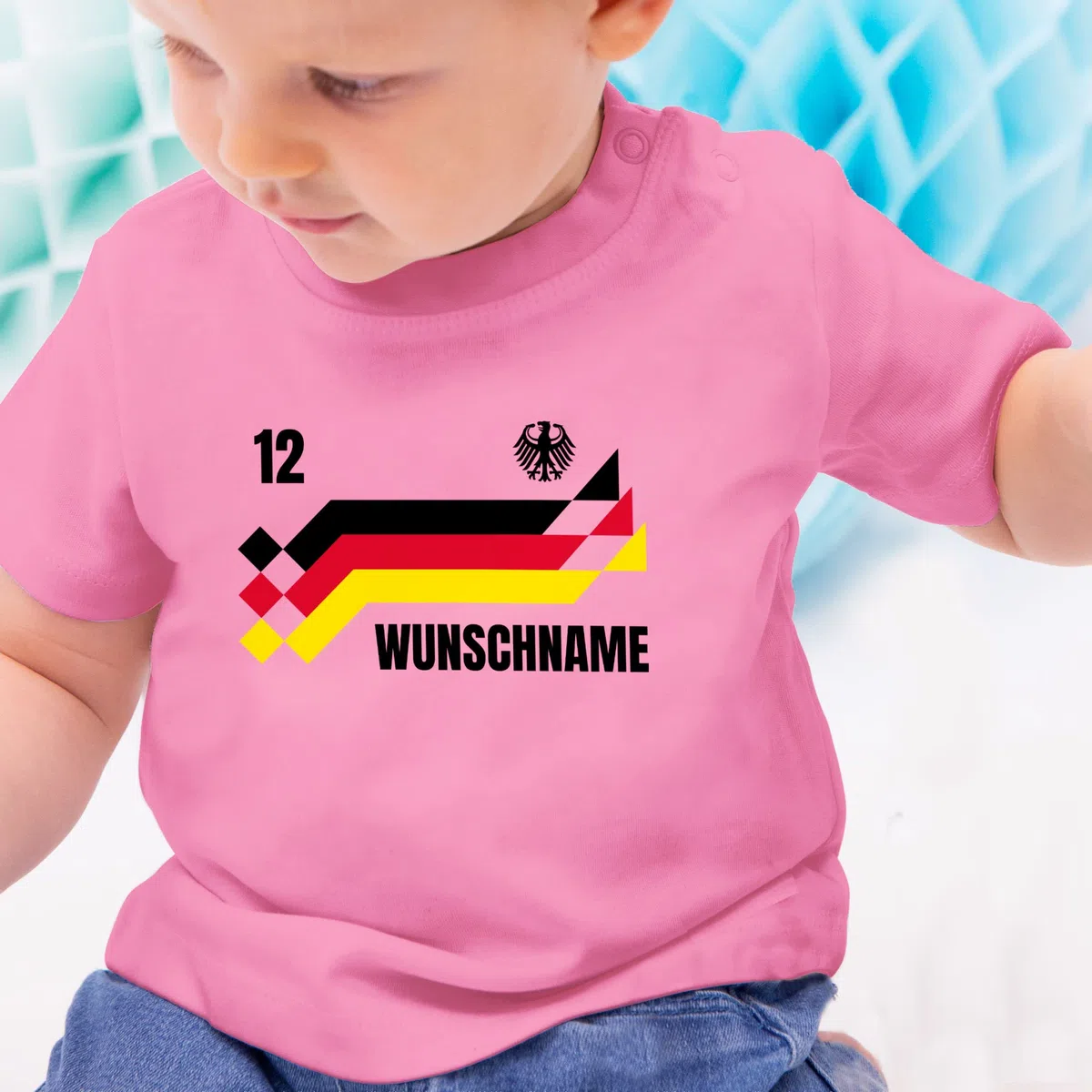Geschenk mit Namen personalisiert by Shirtracer - Baby T-Shirt Mädchen Jungen - 2026 Fussball WM Fanartikel - Deutschland Trikot mit Name und Nummer Germany