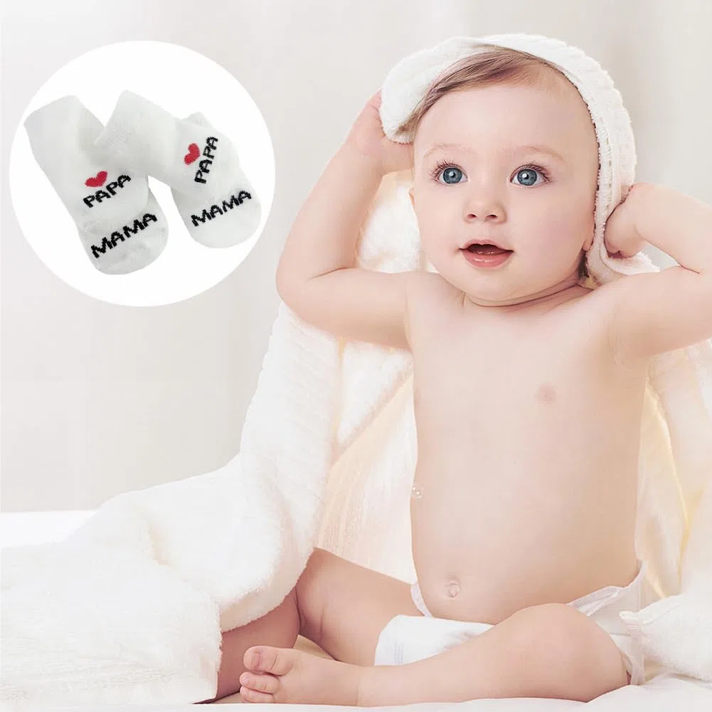 EQLEF Mama&Papa Baumwollsocken für Neugeborene - Dünne Socken 0-6 Monate für Mädchen Jungen - Home Socken Geschenk für Baby Dusche, Weihnachten, Neujahr (2 Paare)