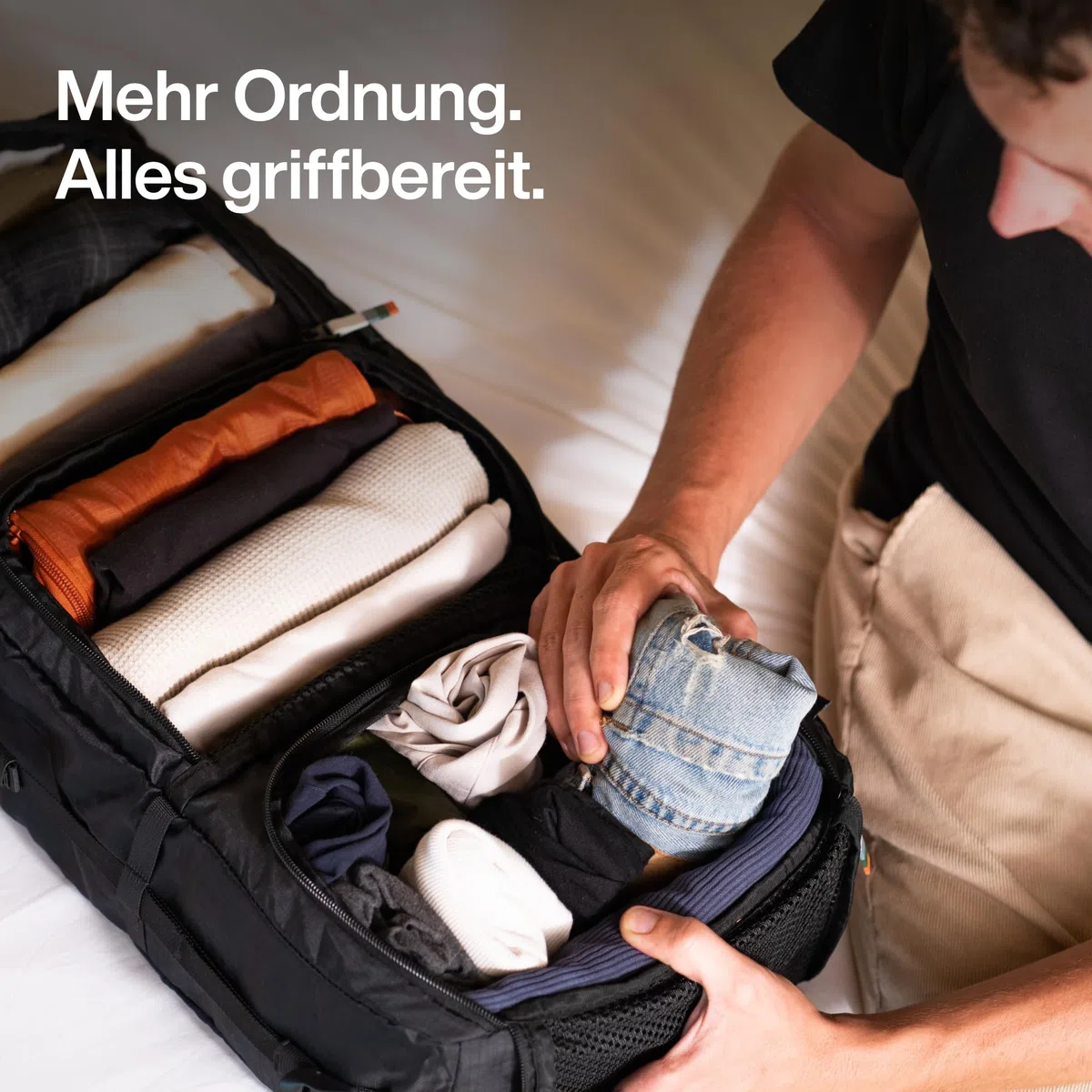 TRAVEL DUDE Hanging Packing Cube mit Kompression aus recycelten Plastikflaschen, Hängende Packwürfel für Rucksack, Reise Regal, Tragbare Packtaschen als Koffer Organizer und Zubehör in Schwarz