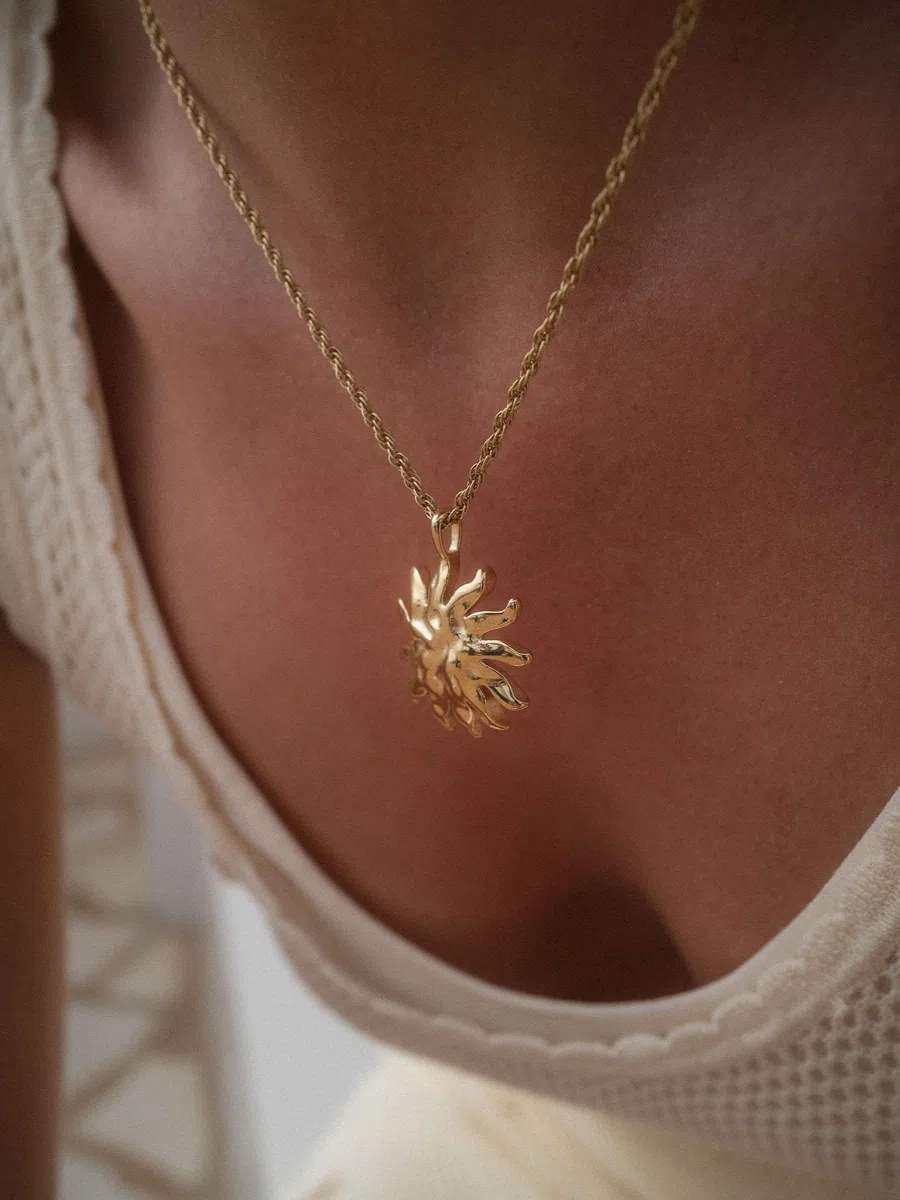 Purelei Iconic Sun Charm – Anhänger mit strukturierter Oberfläche – Edelstahl, 14K/18K vergoldet – 29,5 x 36,6 mm – Kombinierbar mit Ketten & Armbändern – Wasserfest