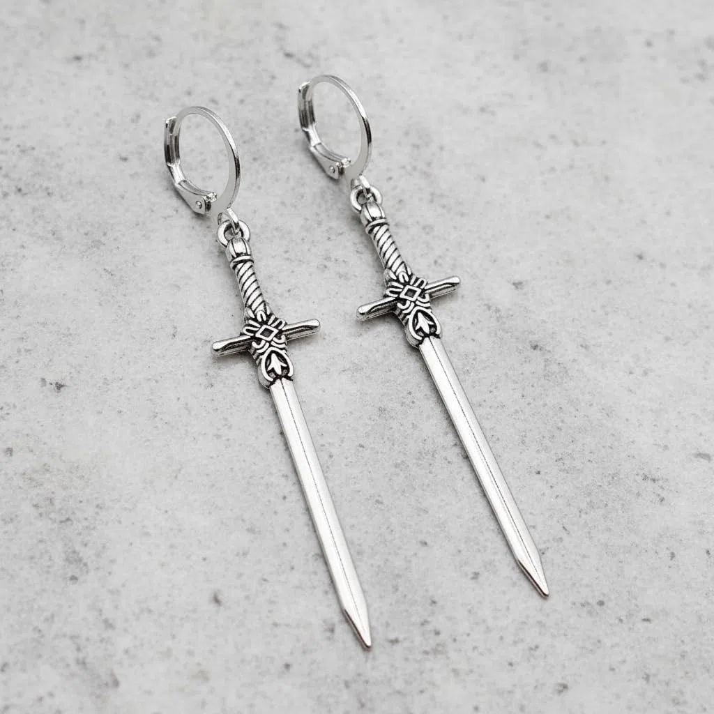 bySantana - 5cm Silber Schwert Ohrringe, Handgefertigt Fantasie Schmuck, Coole Geschenkidee, Mittelalter Dolch Ohrhänger