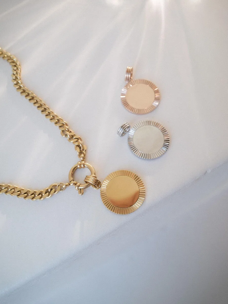 Purelei Inner Circle Charm – personalisierbarer Gravur-Anhänger mit Sonnenstrahlen-Optik – Edelstahl, 14K/18K vergoldet – 21,9 mm Ø – Schmuck mit Bedeutung – Wasserfest