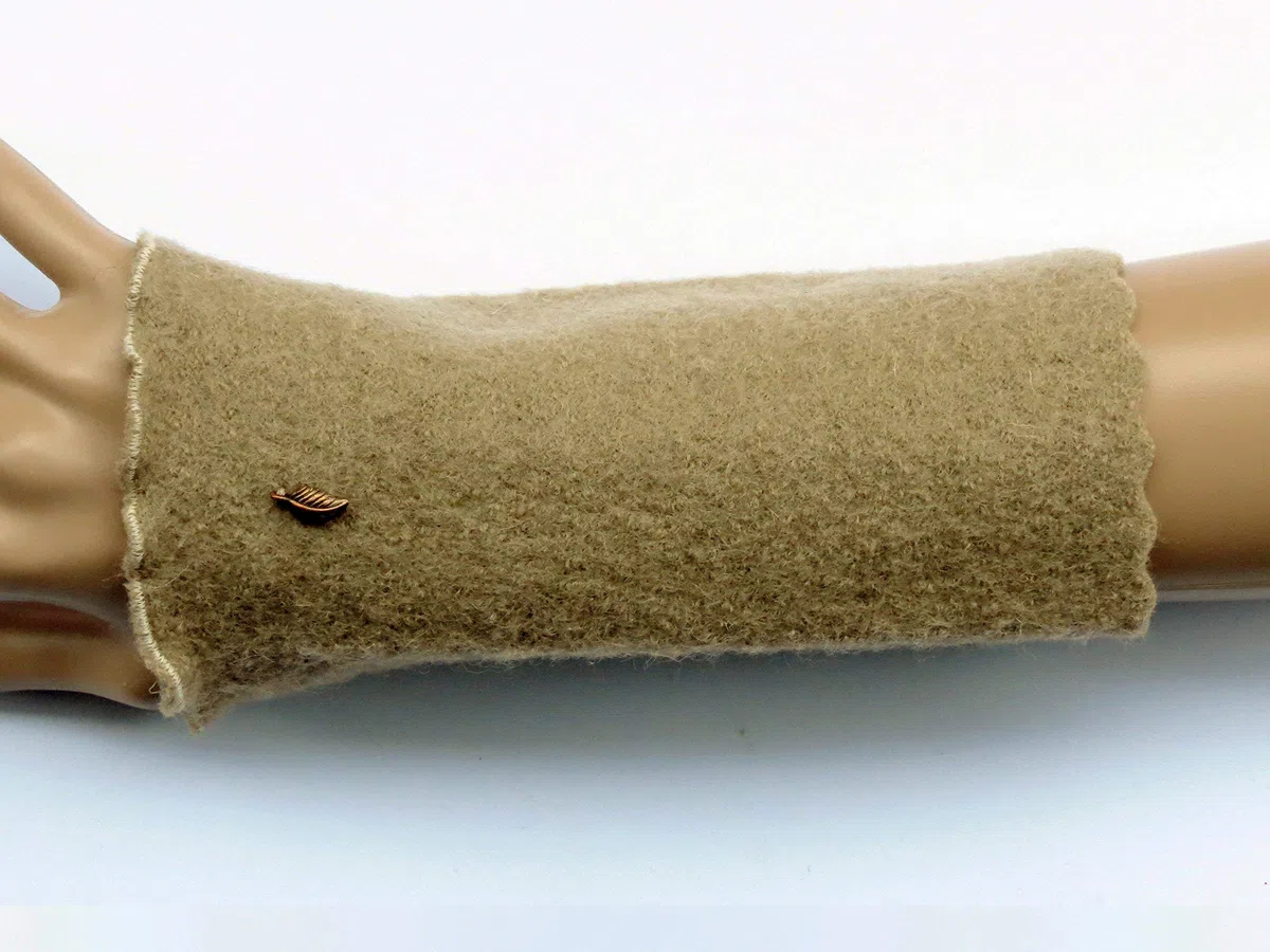 Armstulpen/Pulswärmer: Walkwolle (Walkloden, Kochwolle) in Naturbeige-Ton; Charm (winzige Blätterchen)