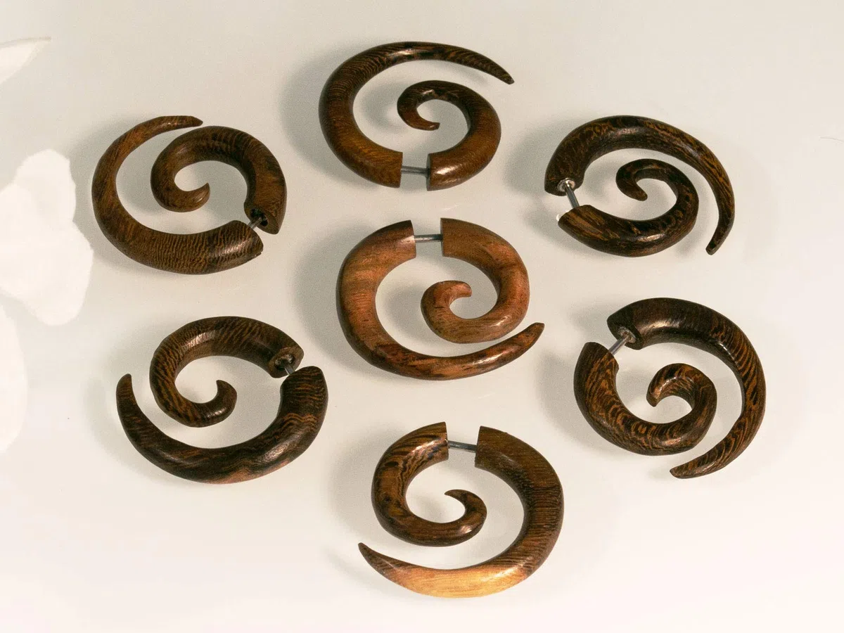 Fly Style 1 Paar Fake Piercing Spirale - Ohrring aus Horn, Knochen oder Holz mit Schraubverschluss
