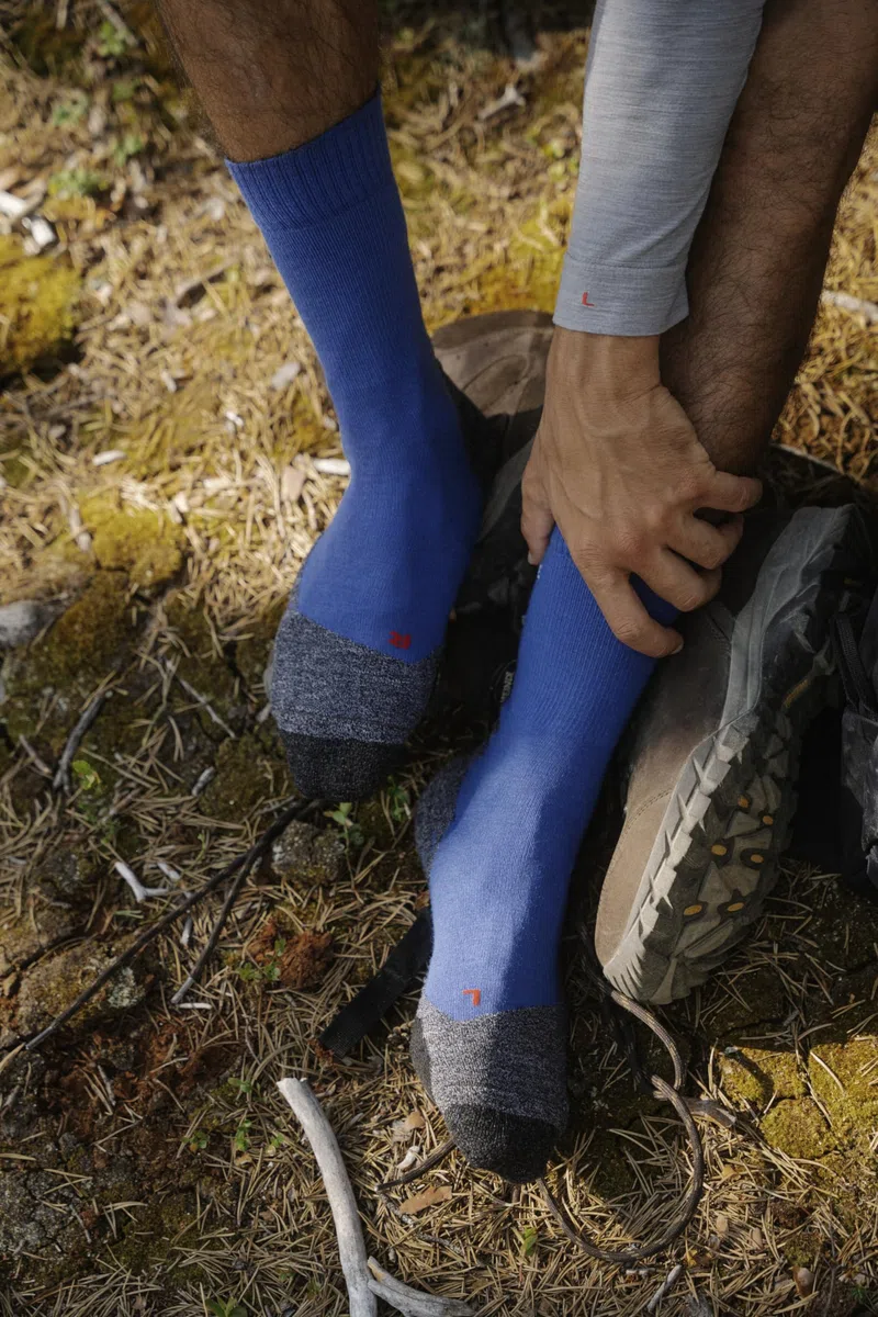FALKE Herren TK2 Wandersocken atmungsaktive schnelltrocknende klimaregulierende geruchshemmende Wolle Funktionsmaterial mittelstarke Polsterung antiblasen lang warm Trekkingsocken 1 Paar