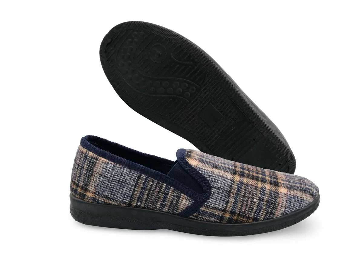 Herren Hausschuhe kariert | Bequeme Pantoffeln für Männer mit rutschfester Sohle | Leichte & warme Slipper für Zuhause in klassischer Filzoptik | Farbe: Grau & weitere