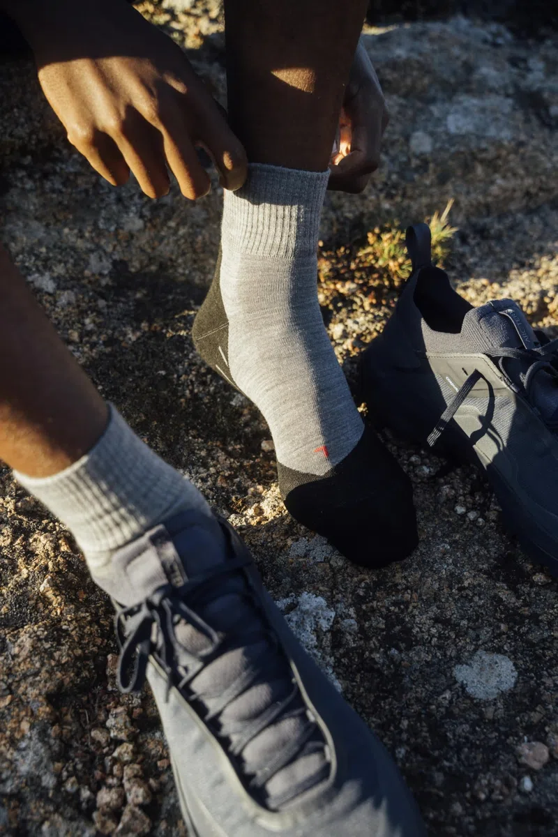 FALKE Herren TK5 Short Wandersocken atmungsaktive schnelltrocknende klimaregulierende geruchshemmende Wolle Funktionsmaterial leichte Polsterung antiblasen Trekkingsocken kurz dünn 1 Paar