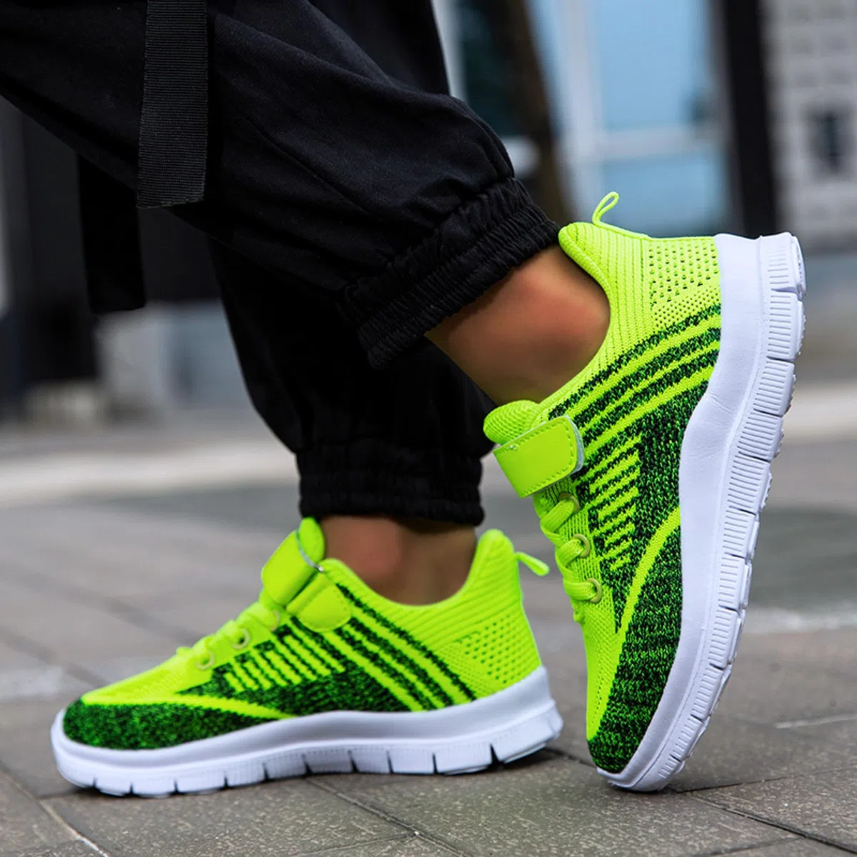 Sportschuhe Kinder Jungen Mädchen Modische Ganzjahres Hallenschuhe Turnschuhe Leicht Mesh Straßenlaufschuhe Atmungsaktiv Laufschuhe Flach Dicker Boden rutschfest Klettverschluss Sneaker