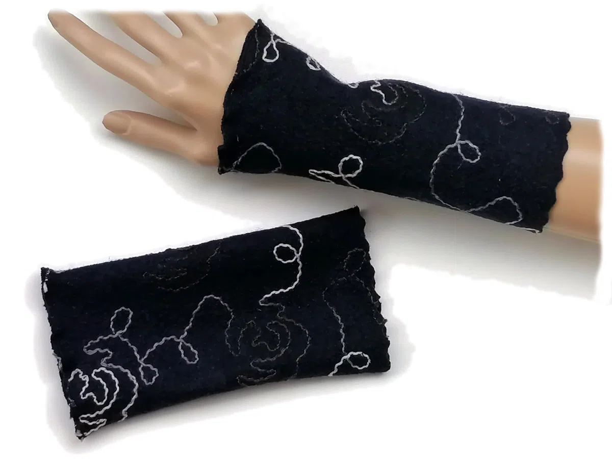 Leichte Armstulpen/Pulswärmer: Walkloden (Walkwolle, Kochwolle) in tiefem Nacht-Blau (mehrfarbiger Schnuren-Motiv)