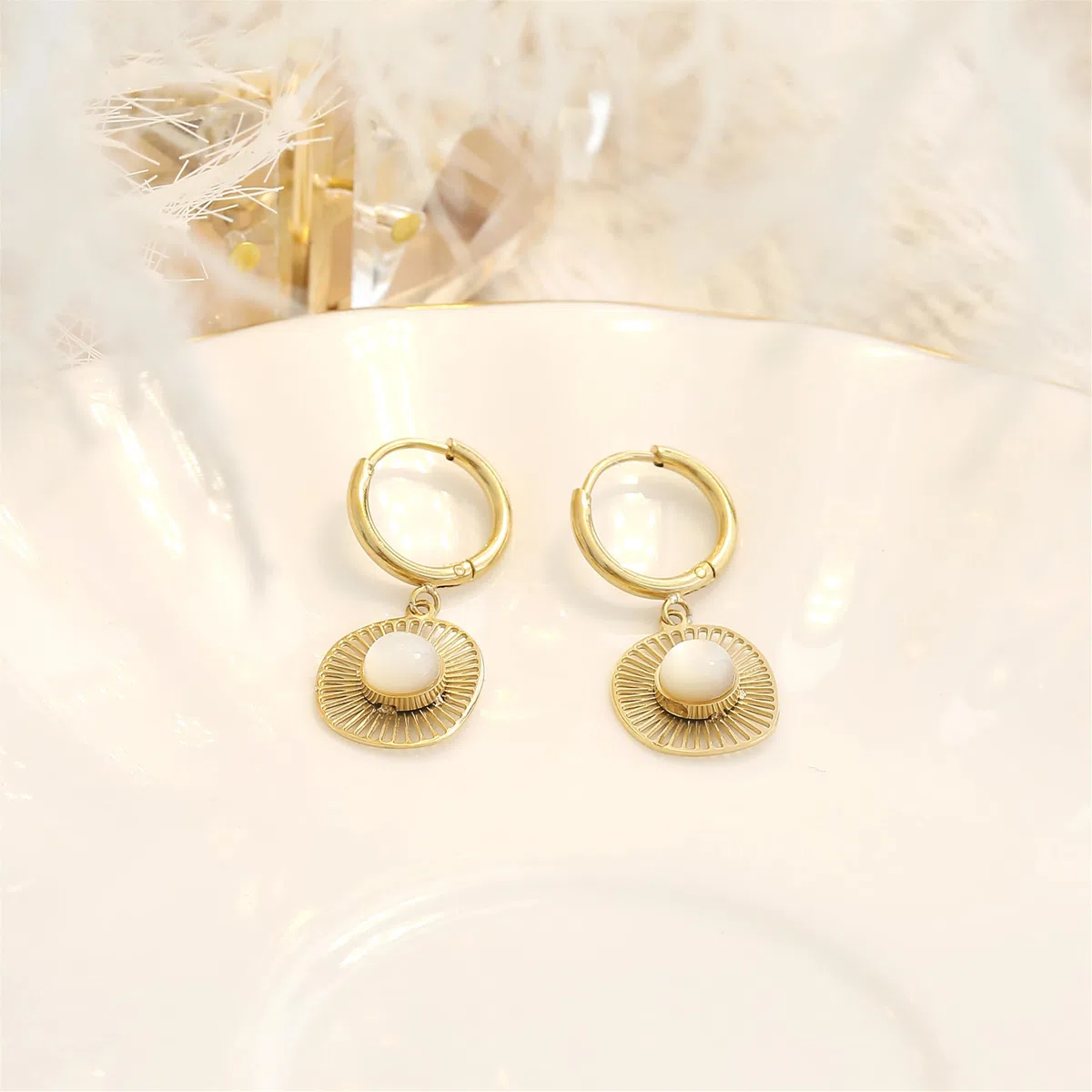 Made by Nami Set Gold Ohrringe Hängend mit Sonnen Anhänger und Süßwasserperle aus Chirugischem Edelstahl Boho Ohrringe Damen Hypoallergen Wasserfester Schmuck