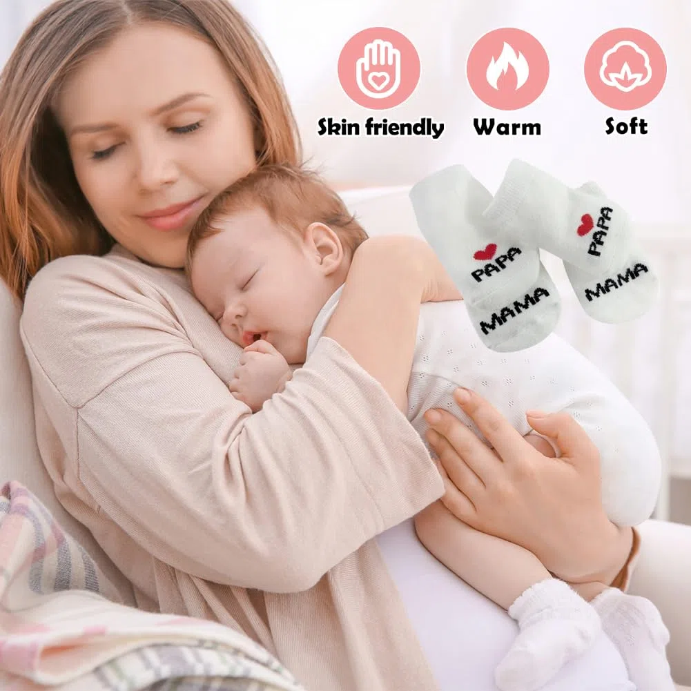EQLEF Mama&Papa Baumwollsocken für Neugeborene - Dünne Socken 0-6 Monate für Mädchen Jungen - Home Socken Geschenk für Baby Dusche, Weihnachten, Neujahr (2 Paare)