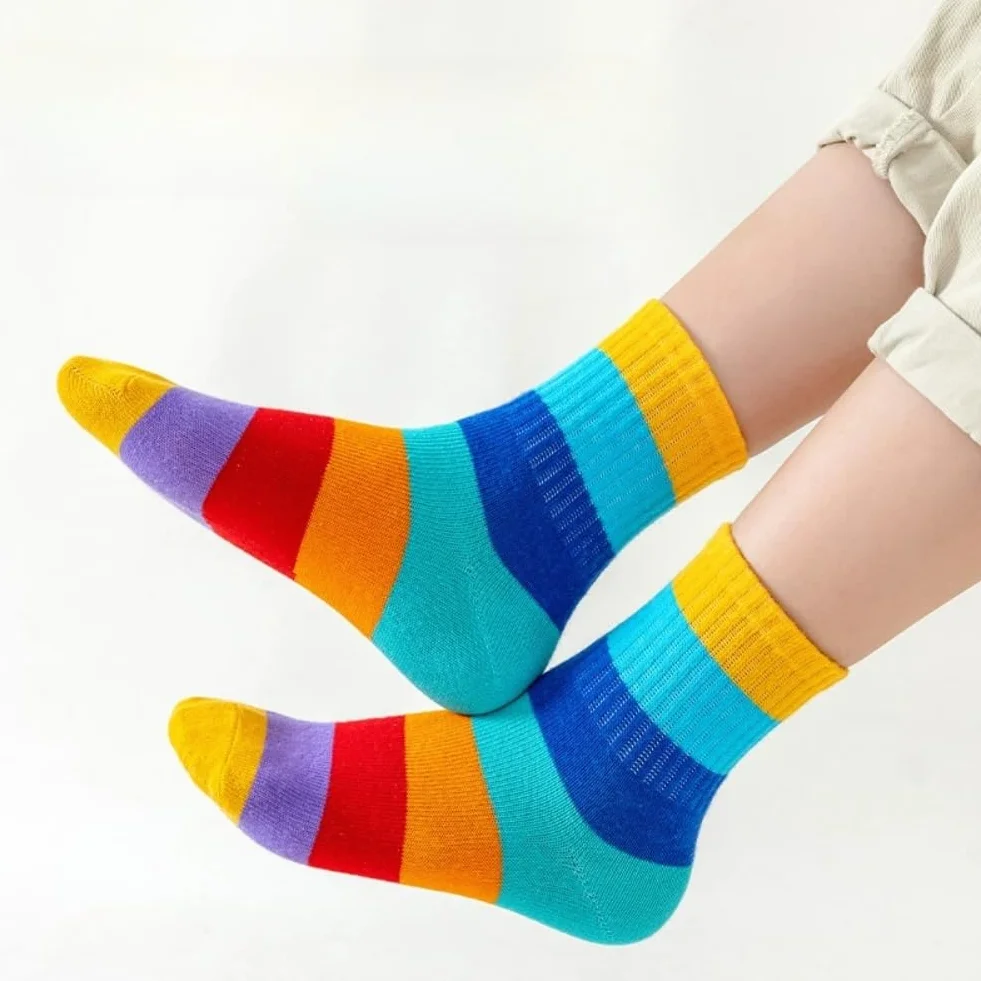AKAMAS 5 Paar Neuheit Jungen Mädchen Bunte Gestreifte Freizeit Socken,Novelty Kinder Regenbogen Streifen Muster Crew Socke,Weiche Gestrickte Baumwolle Laufsocken,Elastische Sneaker Sport Söckchen